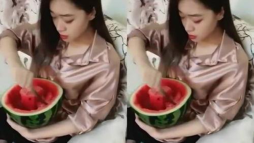 女军人吃瓜视频,军营生活趣味横生
