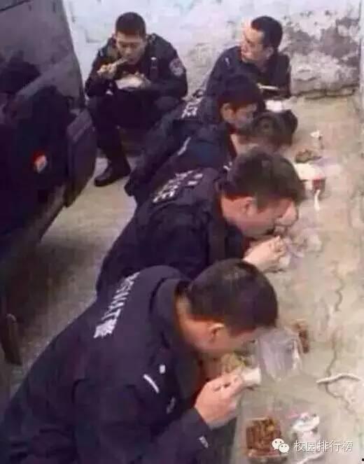 浦东警察吃瓜事件视频,网络热议背后的真相与反思